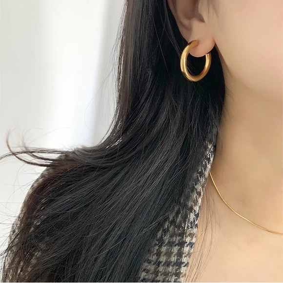 ◾️18k Gold Plated Matte Thick Circle Hoop Earrings - Picture 2 of 6